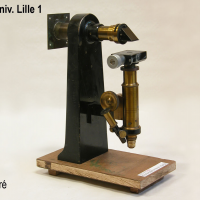 3.4. 5 Microscope à renvoi d'angle