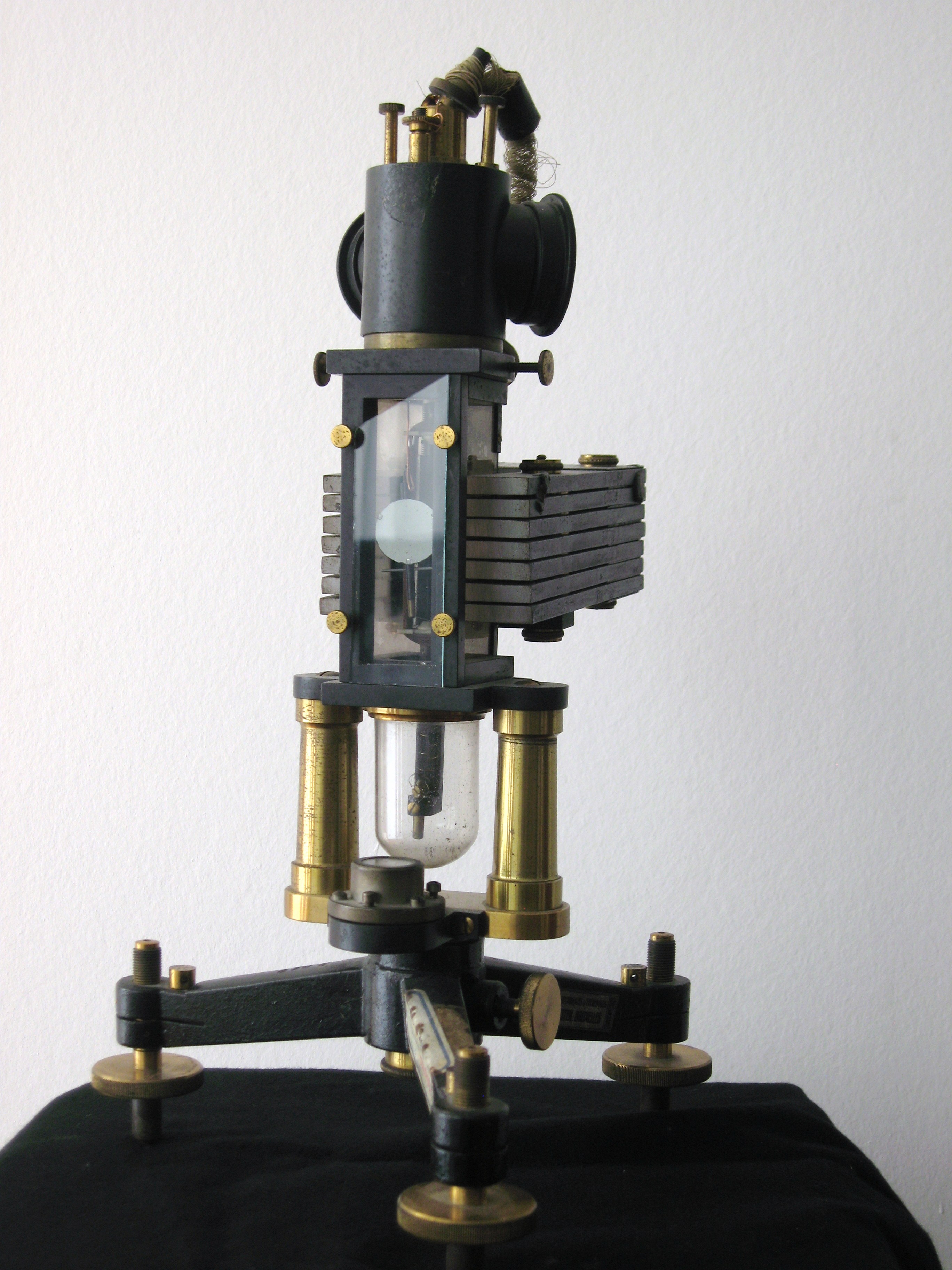 Galvanomètre Deprez- d'Arsonval 2_1