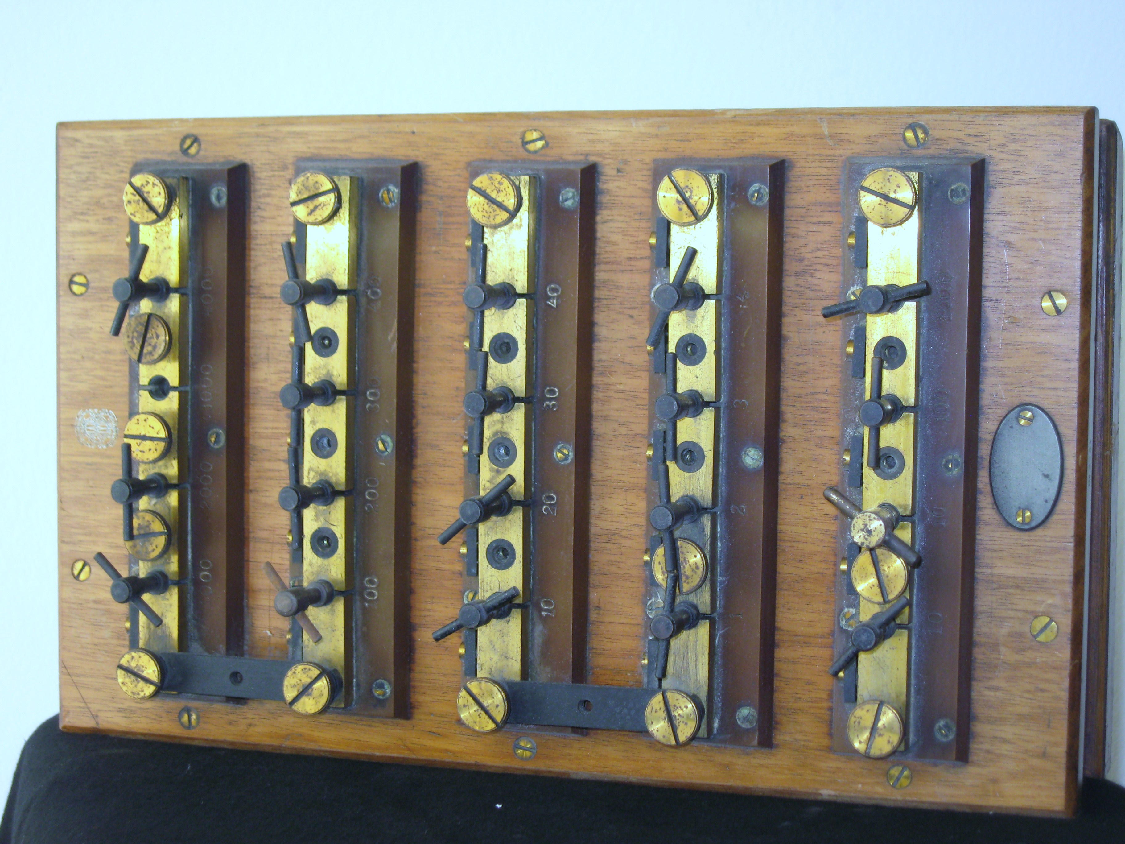 Boîte de résistances à fiches montée en pont de Wheatstone_1