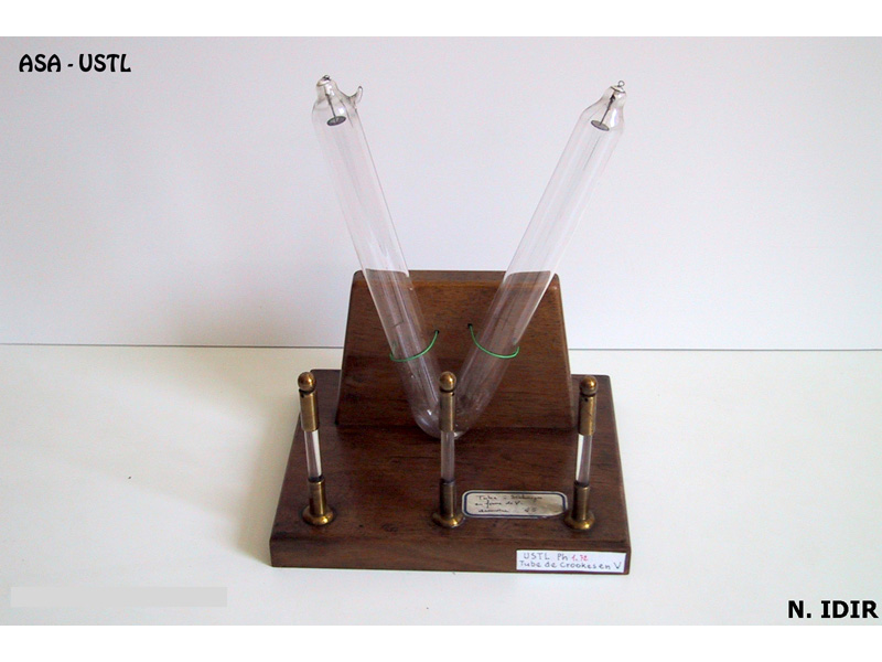 Tube à décharge en V_1