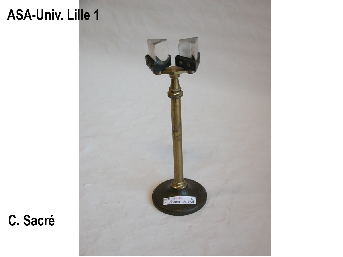 Deux prismes sur pied_1